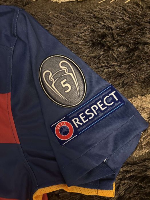 Продавам оригинална тениска на Меси от 2015 година .