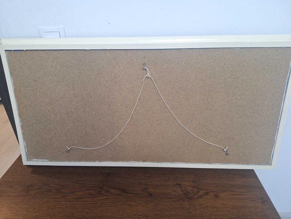 Tablou pictat reprezentand o pictura abstractă.