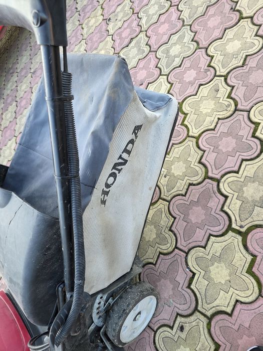 Vând mașina de tuns iarba Honda