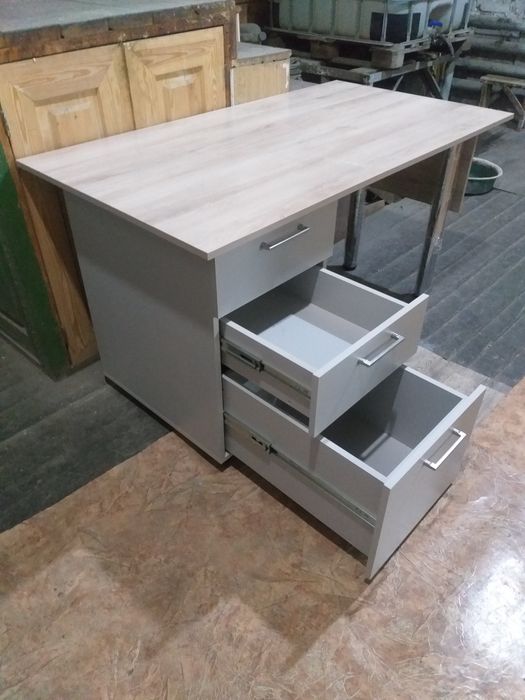 Продам стол офисный.