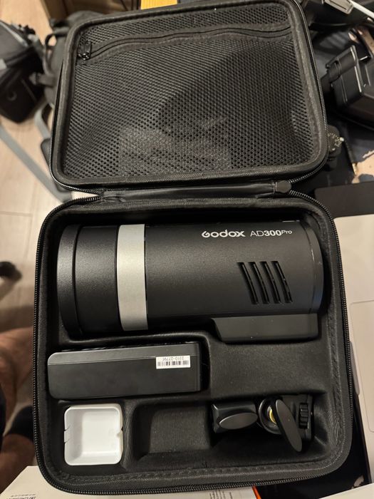 Vând Blitz portabil Godox AD300 Pro