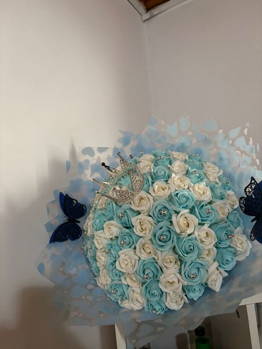 Buchet de trandafiri cu coroniță