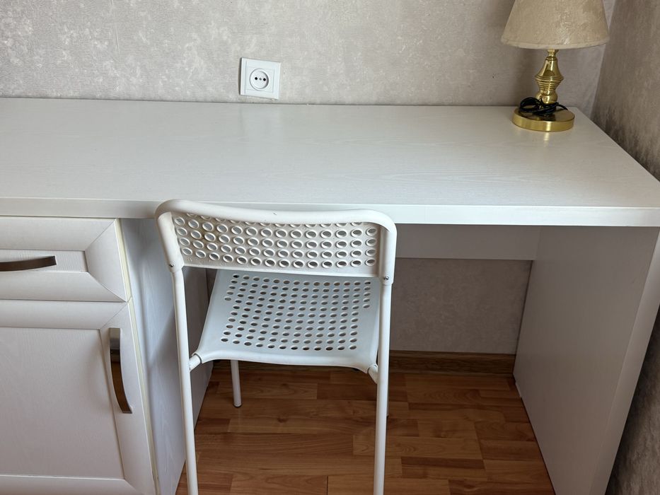 Продам школьная парта со встроенной полкой