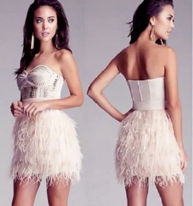 Златиста блестяща дълга рокля с цепка Versace и рокля с пера BEBE