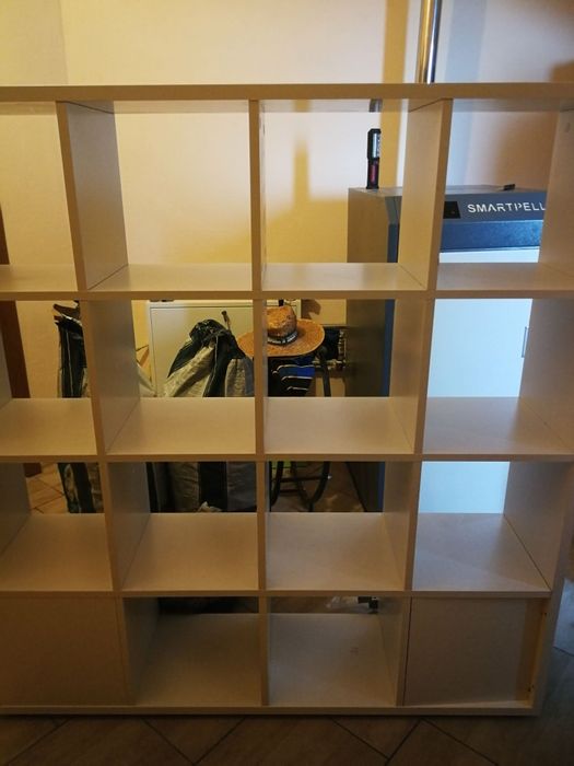 Малък диван, етажерка