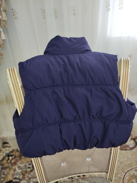 Короткая безрукавка, очень удобная советую