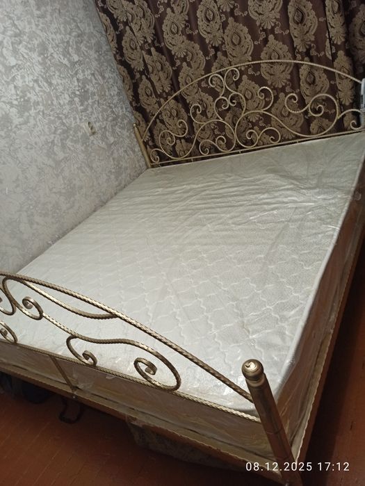 Кованые железной кровать 2х спальная. Отличный состояние.