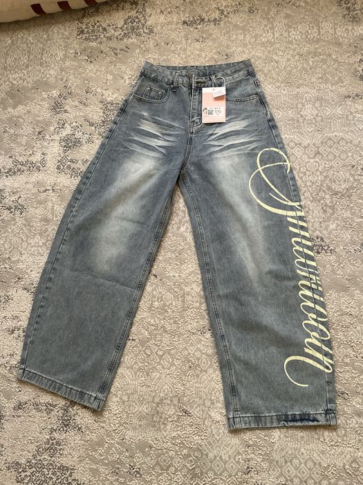 джинсы новые с принтом