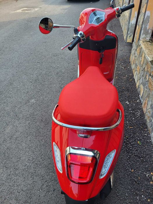 Scuter Vespa Primavera Red