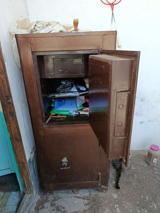 Продам Сейф двух этажный вес 500 кг. Все заводской есть хорошого качес