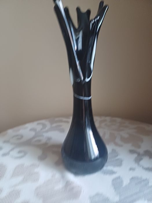 Стъклена ваза.    .