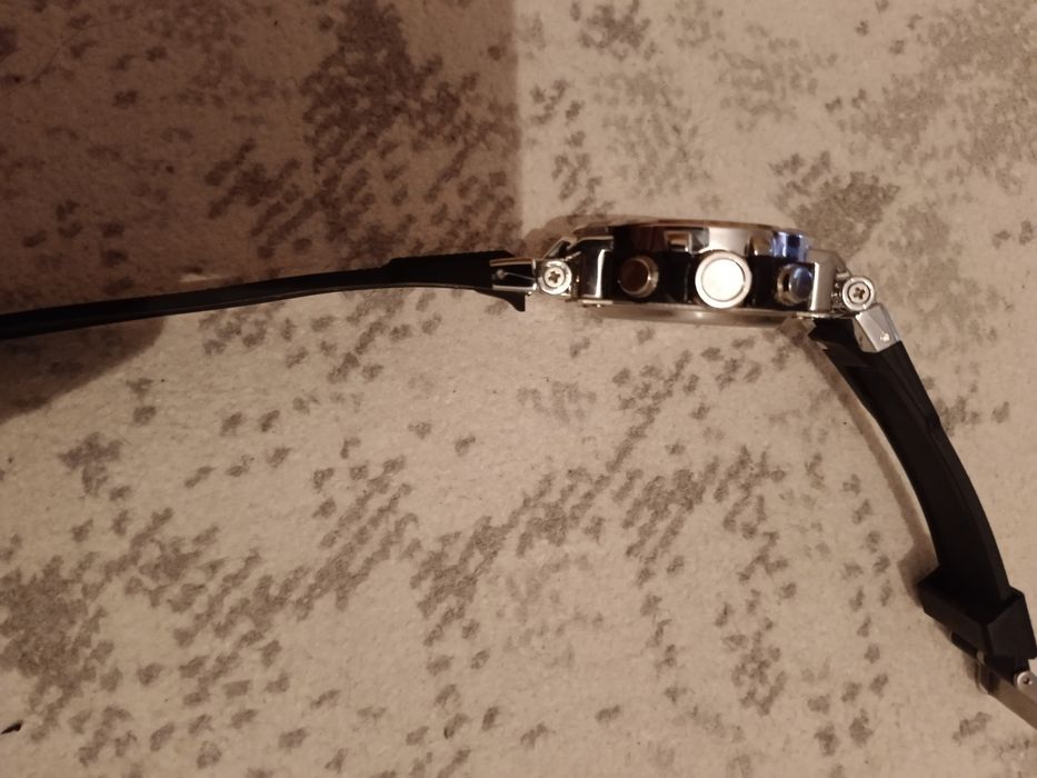 Продам часы кварцевые