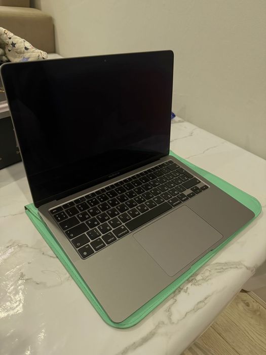 Продам ноутбук Apple 2020 год