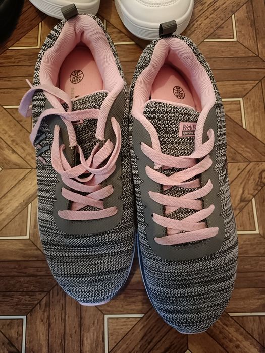 Vând adidași mărime mare