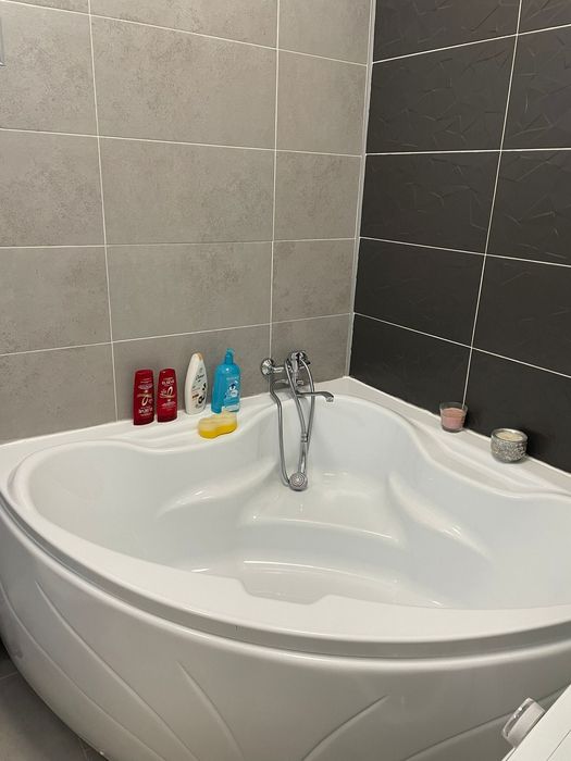 Vand apartament in vila cu curte proprie
