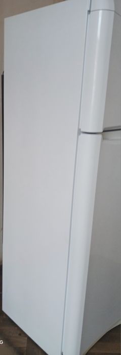 Frigider cu 2 uși Indesit, Clasa A, curat și perfect funcțional