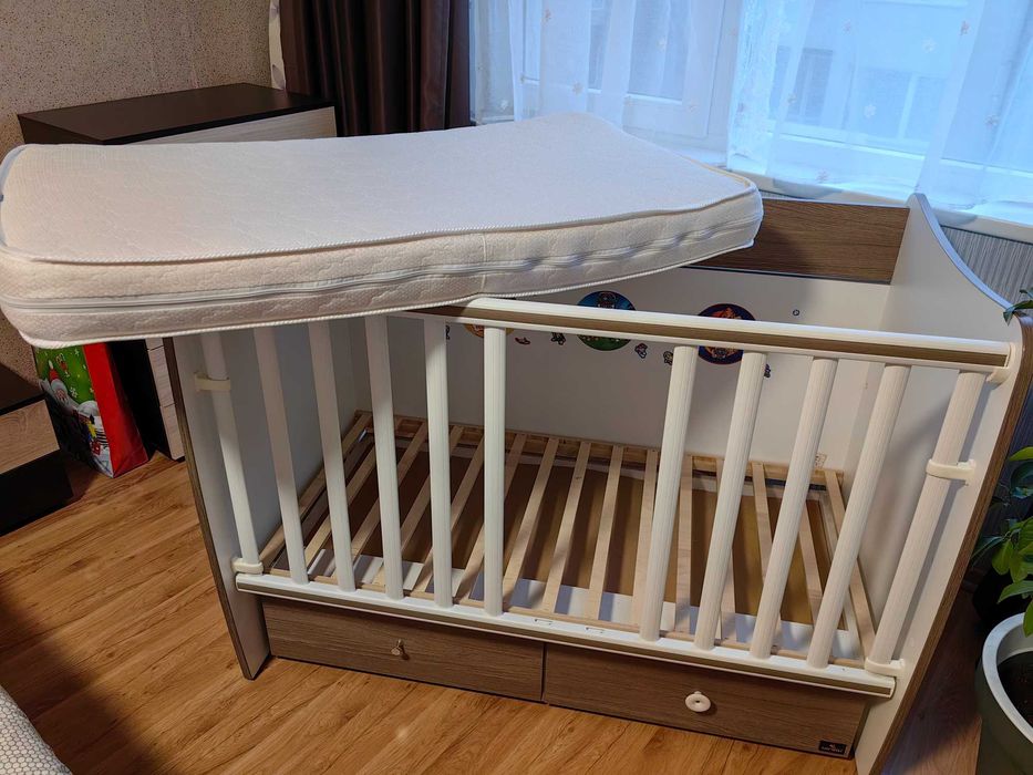 Бебешка кошара с люлеещ се механизъм + матрак
