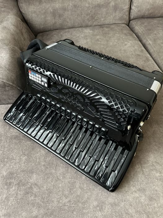 Vand sau schimb acordeon cu sistem midi!