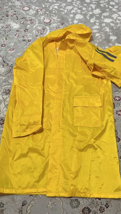 Дождевик-плащ водонепроницаемый.
