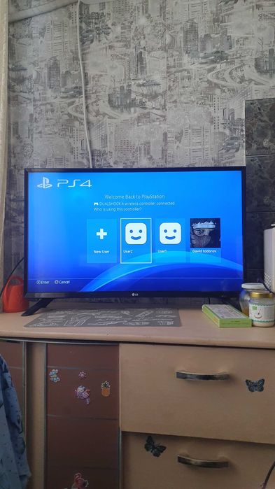 PS4 + 2 джойстика + 2 игри + кабели
