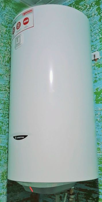 Оригинальный Ariston 100 литров. Почти новый, б/у 1 месяц