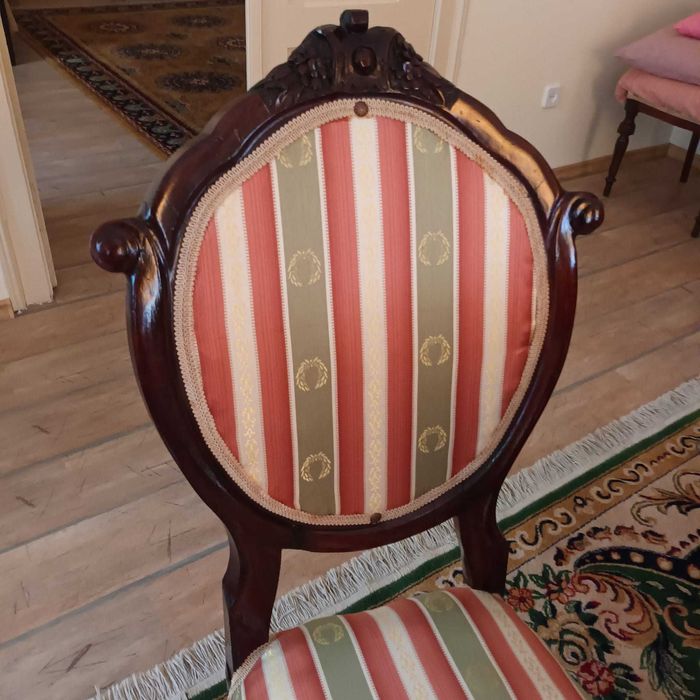 Scaun tapitat, 100 ani vechime