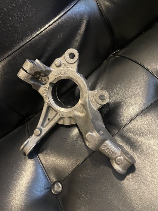 Поворотный кулак цапфа Renault / Lada