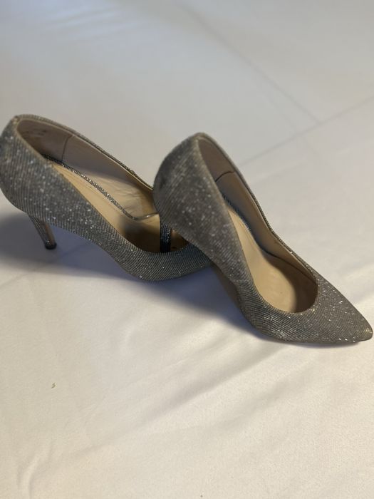 Pantofi stiletto eleganți cu sclipici.