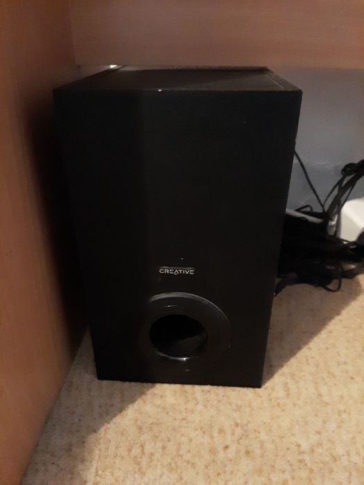 Продавам настолен компютър с бюро и въртящ стол