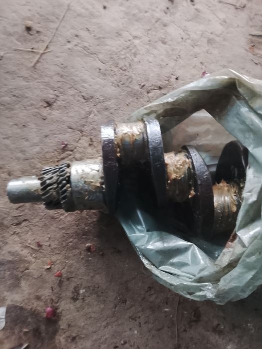 Vând arbore și un electromotor