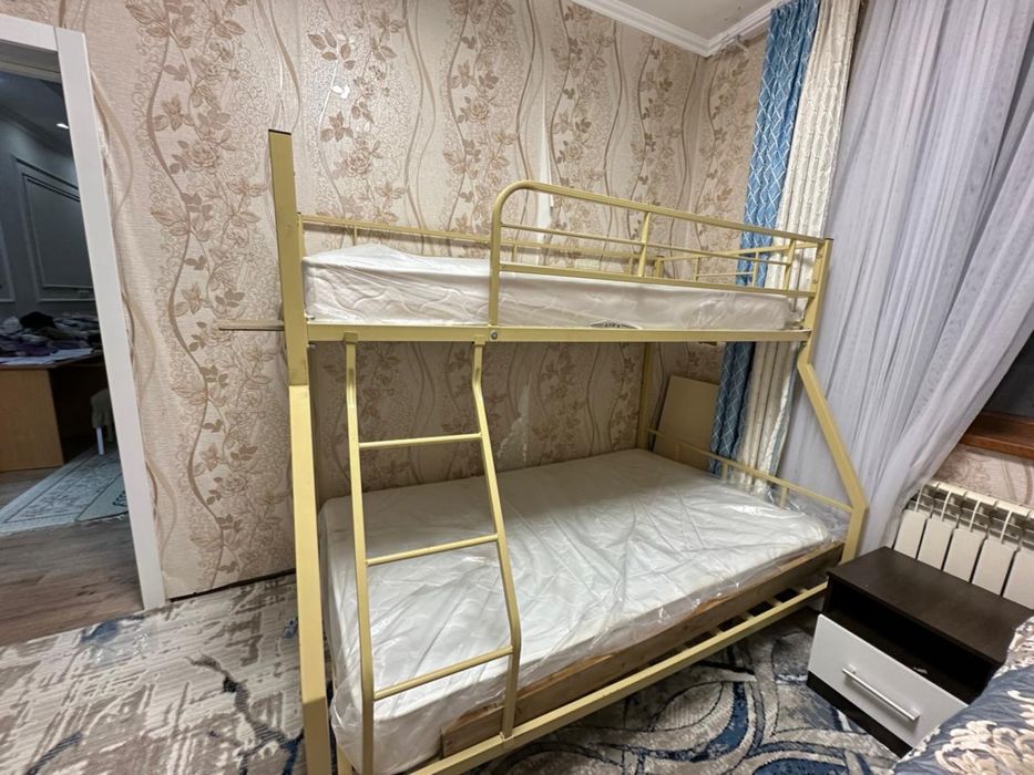 Продам 2-х ярусный кровать с матрасом