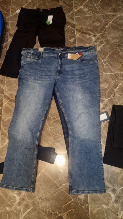 Blugi noi cu eticheta