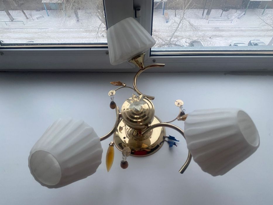 Люстра белого цвета отличного качества