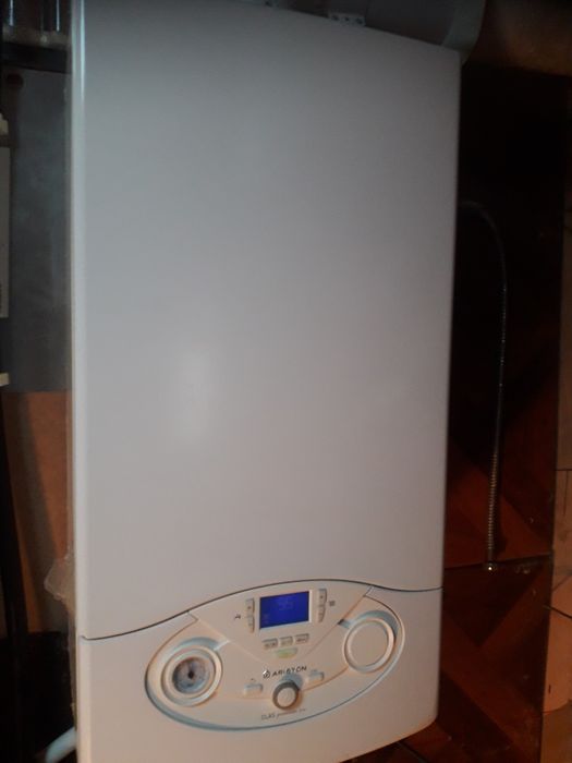 Vând arzător , schimbator si vas expansiune Ariston