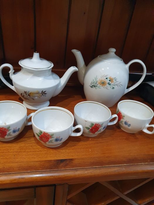 Чайники и чашки чайные