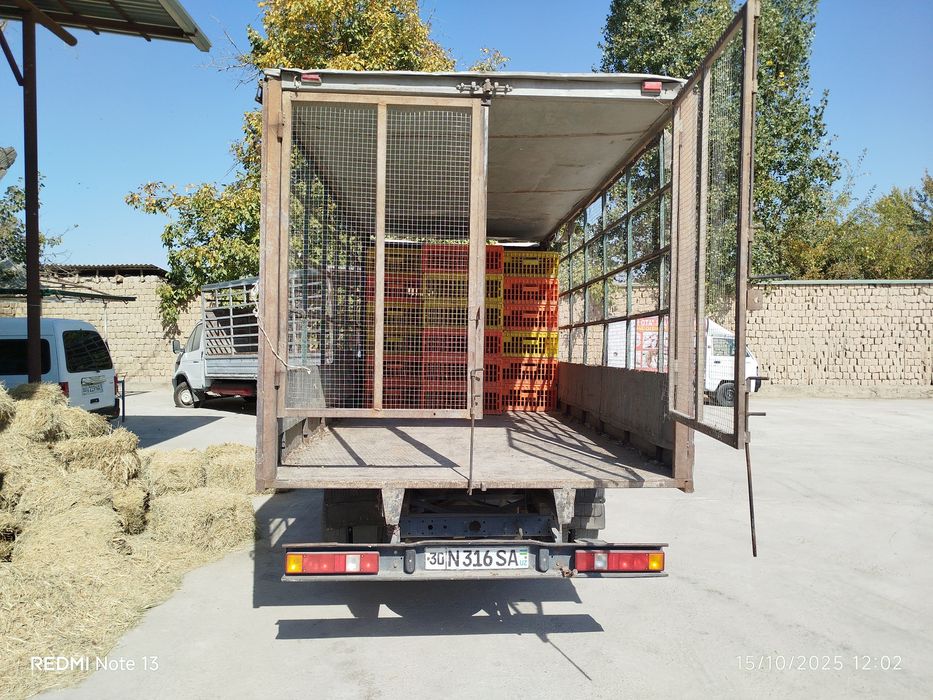 Gazel yuk furgoni tovuq tashishga tayyorlangan