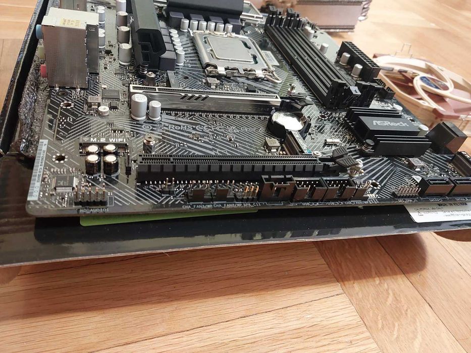 Intel Core i5 12600K + AsRock B760M PG Lightning  DDR5