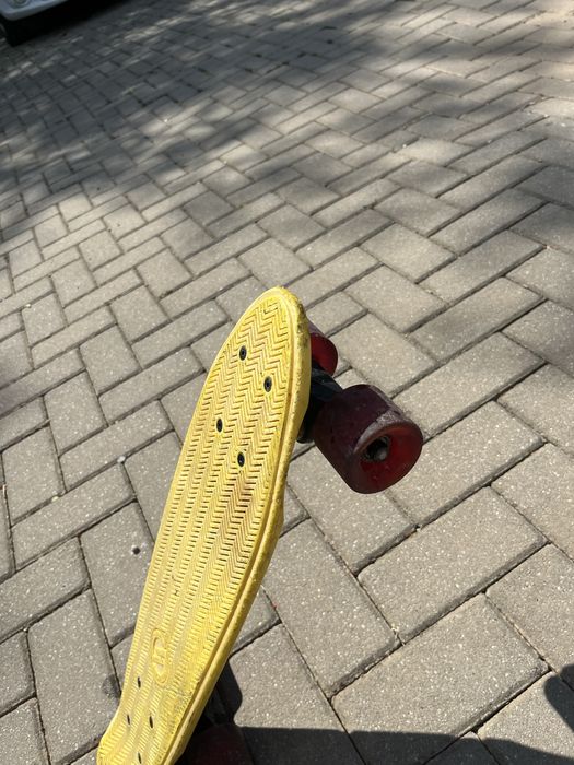 penny board galben cu roti rosii