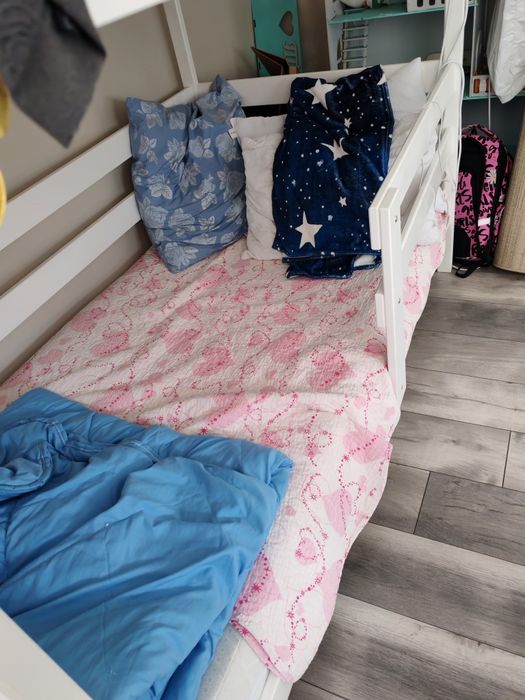 Двухъярусная кровать, с лестницей полочками