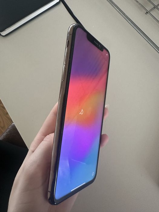 Iphone Xs Max  400 lei,are o mica zgarietura in colt