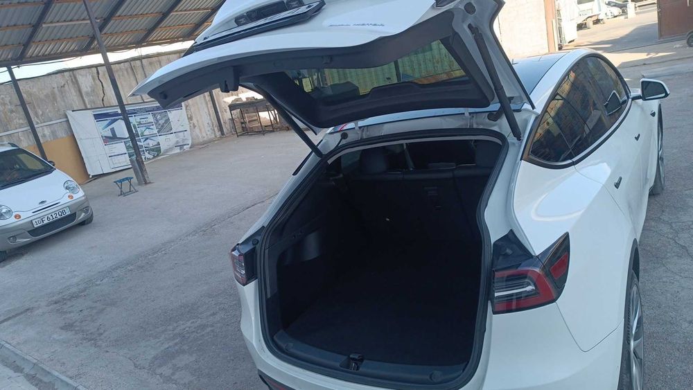 Tesla Model Y 2021 — отличное состояние