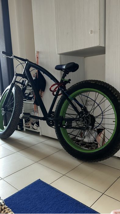 Vand 2 bicicleta  aia cu verde 600 ron si aia alba 450 ron