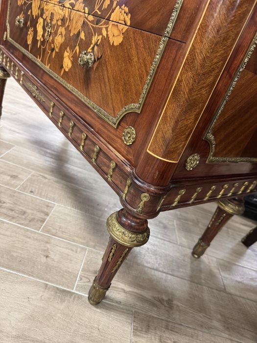 Comoda din lemn masiv cu intarsii, elemente bronz si blat marmura