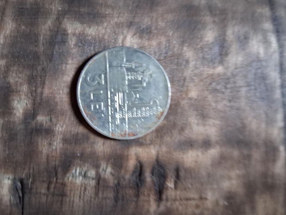 Vând monede și un ceas cu o mașină ele sunt de colecție  de tuns manoa