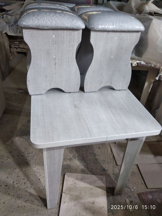 Стол и табуретки хорошего качества