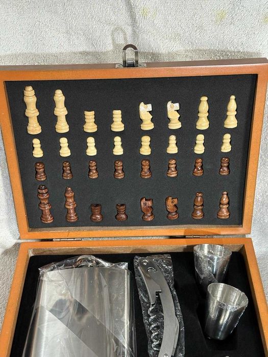 SET - JOC SAH LEMN + Sticla whisky + Desfacator sticle + 2 pahare -NOU