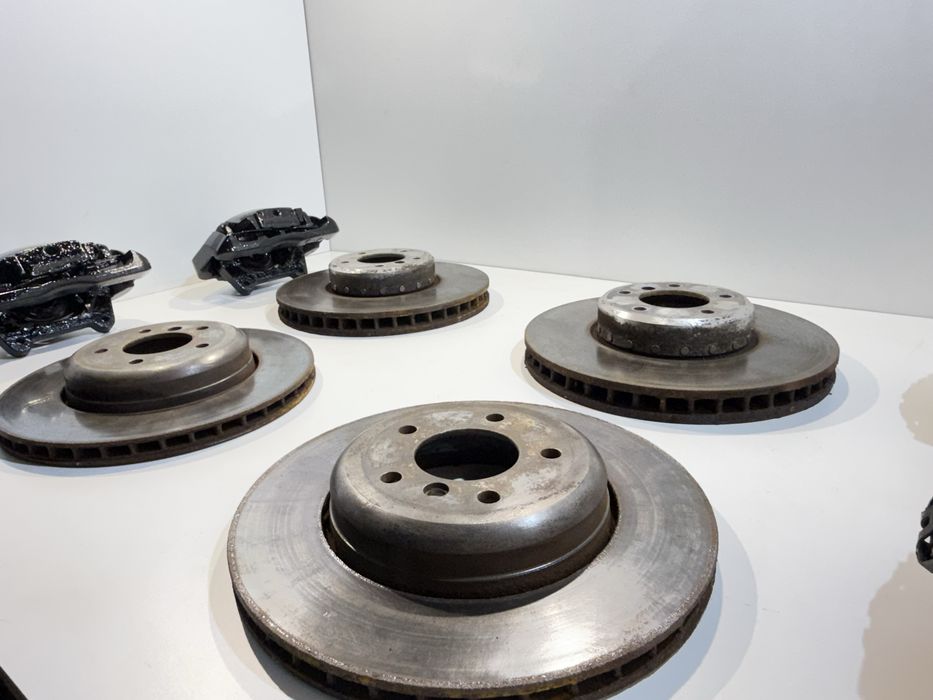 Продаваме пълен комплек спирачни рапарати с дискове от BMW E60E61 535d