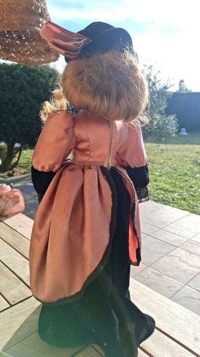 КРАСИВА Порцеланова кукла, Франция