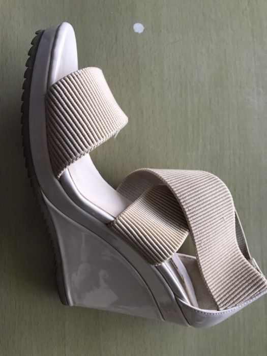 Летни сандали с еластични каишки