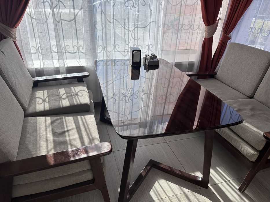 Стол со стульями и диван